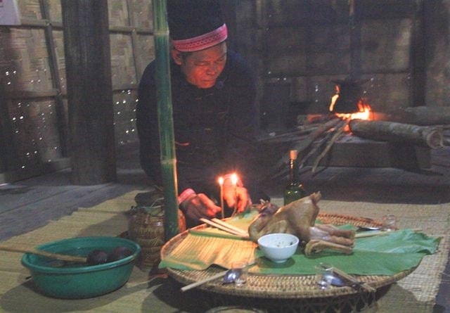 Thầy cúng đang thực hiện nghi lễ trong nhà