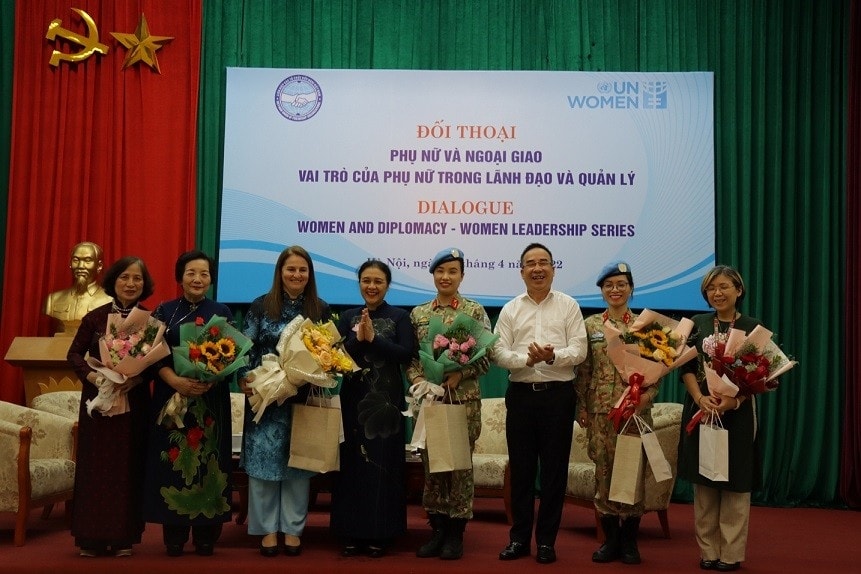 Lãnh đạo VUFO tặng hoa các khách mời tham dự đối thoại. (Ảnh: BQT)