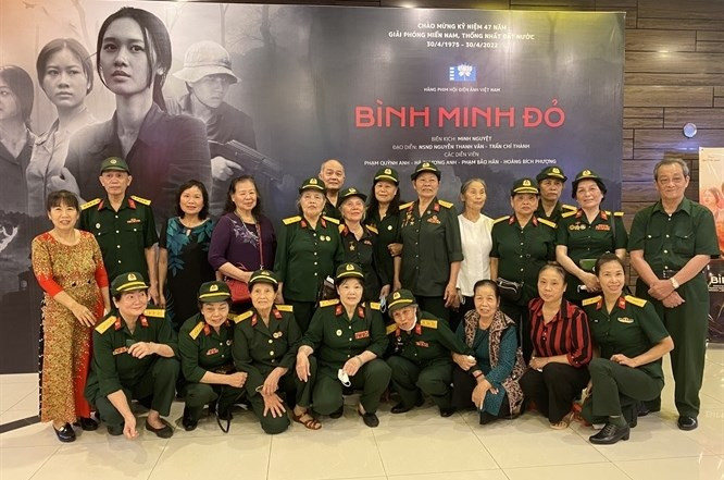 Các thành viên của Trung đội nữ lái xe đầu tiên trên tuyến đường Trường Sơn năm xưa có mặt tại buổi chiếu ra mắt