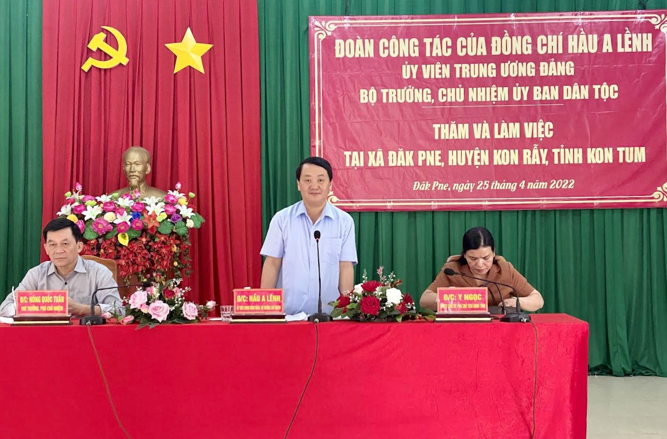 Phát biểu tại buổi tặng quà, Bộ trưởng, Chủ nhiệm Ủy ban Dân tộc Hầu A Lềnh khẳng định, luôn lấy người dân làm trung tâm, phát huy quyền làm chủ của Nhân dân là đích đến trong triển khai thực hiện chính sách dân tộc Phát biểu tại buổi tặng quà, Bộ trưởng, Chủ nhiệm Ủy ban Dân tộc Hầu A Lềnh khẳng định, luôn lấy người dân làm trung tâm, phát huy quyền làm chủ của Nhân dân là đích đến trong triển khai thực hiện chính sách dân tộc