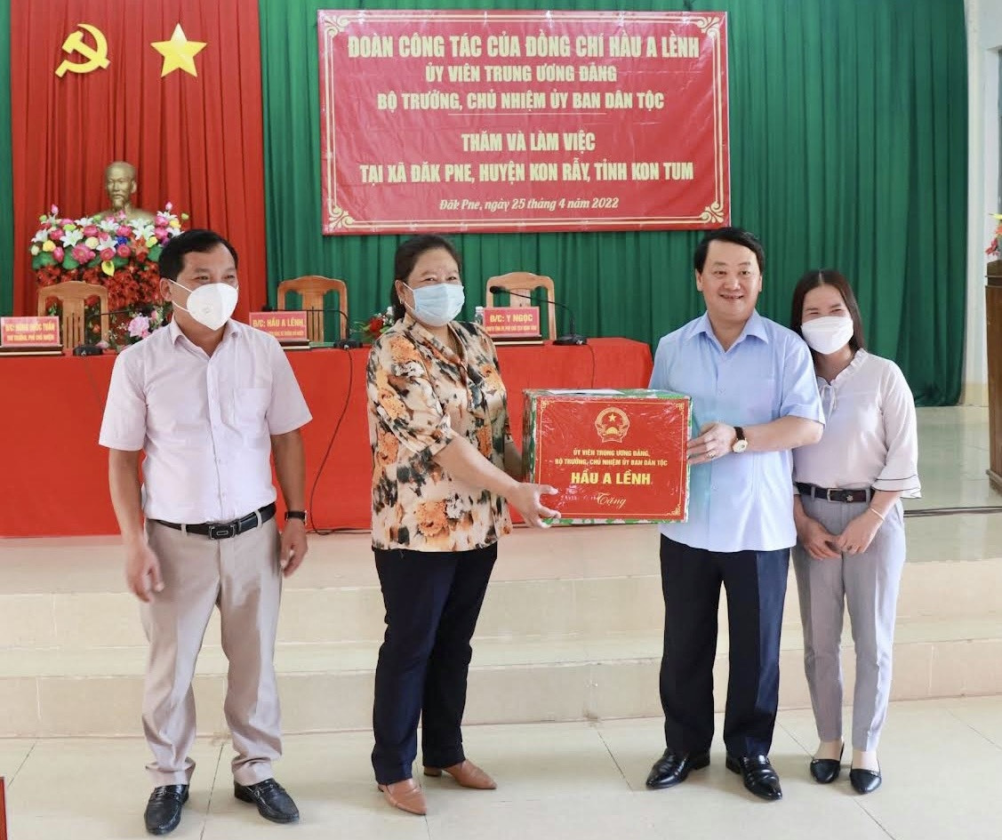 Bộ trưởng, Chủ nhiệm Ủy ban Dân tộc Hầu A Lềnh tặng quà cho tập thể xã Đăk Pne Bộ trưởng, Chủ nhiệm Ủy ban Dân tộc Hầu A Lềnh tặng quà cho tập thể xã Đăk Pne