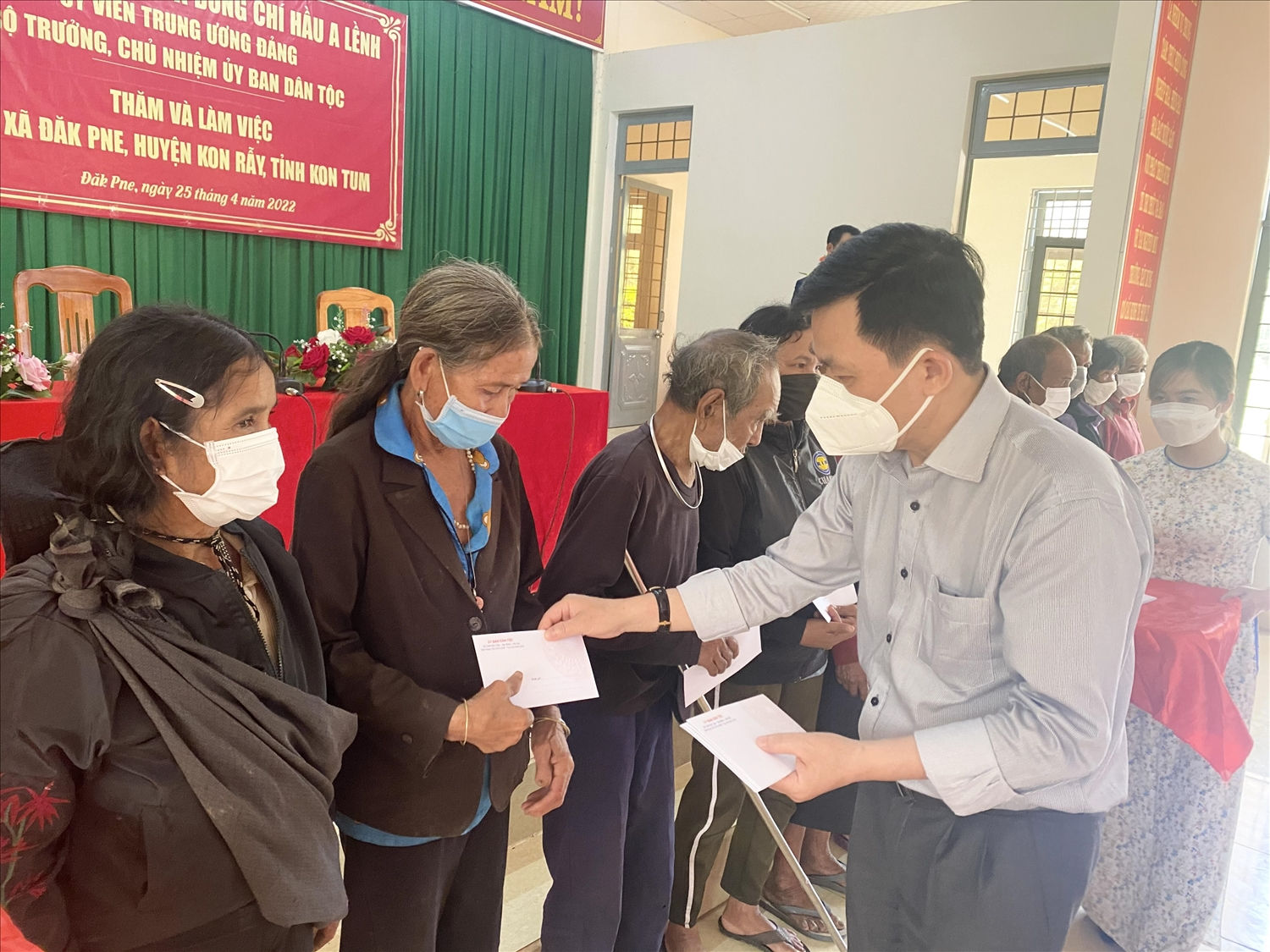 Thứ trưởng, Phó Chủ nhiệm Ủy ban Dân tộc Nông Quốc Tuấn tặng quà cho hộ nghèo, gia đình chính sách Thứ trưởng, Phó Chủ nhiệm Ủy ban Dân tộc Nông Quốc Tuấn tặng quà cho hộ nghèo, gia đình chính sách