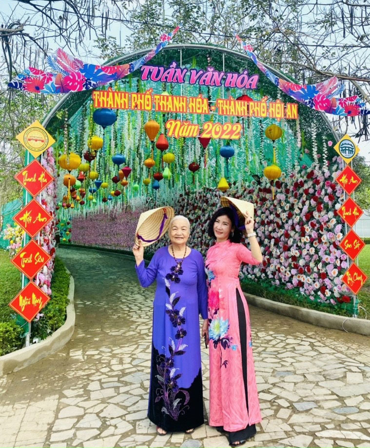 Tuần văn hóa Tp. Thanh Hóa - Tp. Hội An là nơi thu hút nhiều người dân tới tham quan và chụp ảnh Tuần văn hóa Tp. Thanh Hóa - Tp. Hội An là nơi thu hút nhiều người dân tới tham quan và chụp ảnh