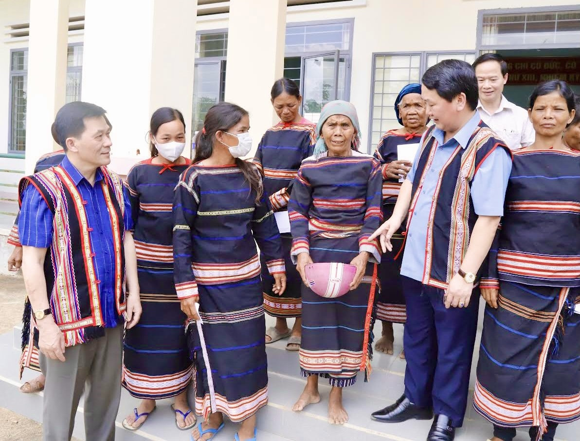 Bộ trưởng, Chủ nhiệm Uỷ ban Dân tộc Hầu A Lềnh; Thứ trưởng, Phó Chủ nhiệm Ủy ban Dân tộc Nông Quốc Tuấn thăm hỏi, động viên đồng bào DTTS xã Ia Mơ