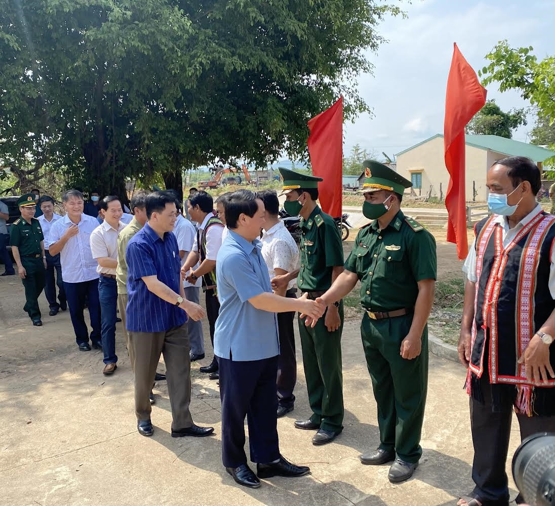 Bộ trưởng, Chủ nhiệm Ủy ban Dân tộc Hầu A Lềnh; Thứ trưởng, Phó Chủ nhiệm Ủy ban Dân tộc Nông Quốc Tuấn động viên cán bộ, chiến sĩ và Nhân dân xã Ia Mơ đoàn kết, xây dựng quê hương ấm no, giàu mạnh