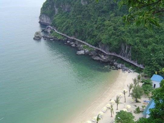 Chiếc cầu nối các bãi Cát Cò (Cát Bà, Hải Phòng)