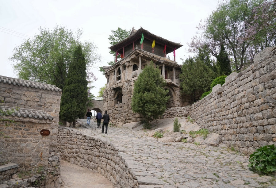 Khách du lịch đến thăm làng Yujia Shitou, quận Jingxing vào đầu tháng 4 vừa qua