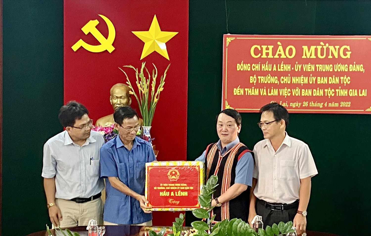 Bộ trưởng, Chủ nhiệm Ủy ban Dân tộc Hầu A Lềnh thăm hỏi, chụp hình cùng cán bộ công chức Ban Dân tộc tỉnh