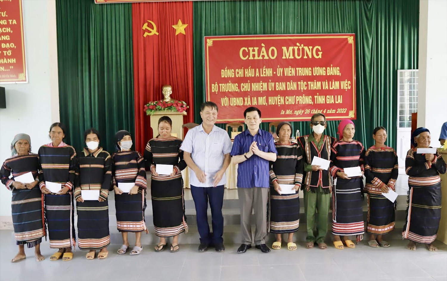 Thứ trưởng, Phó Chủ nhiệm Ủy ban Dân tộc Nông Quốc Tuấn và lãnh đạo huyện Chư Prông tặng quà cho hộ nghèo, gia đình chính sách