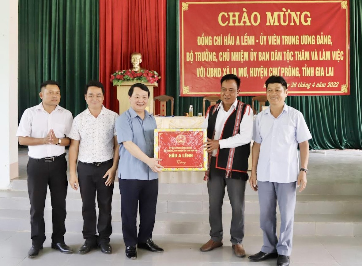Bộ trưởng, Chủ nhiệm Ủy ban Dân tộc Hầu A Lềnh tặng quà cho tập thể xã Ia Mơ
