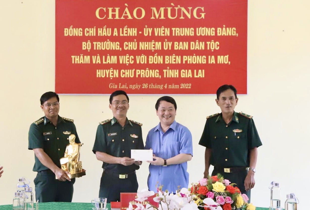 Bộ trưởng, Chủ nhiệm Ủy ban Dân tộc Hầu A Lềnh tặng quà cho cán bộ, chiến sĩ Đồn Biên phòng Ia Mơ