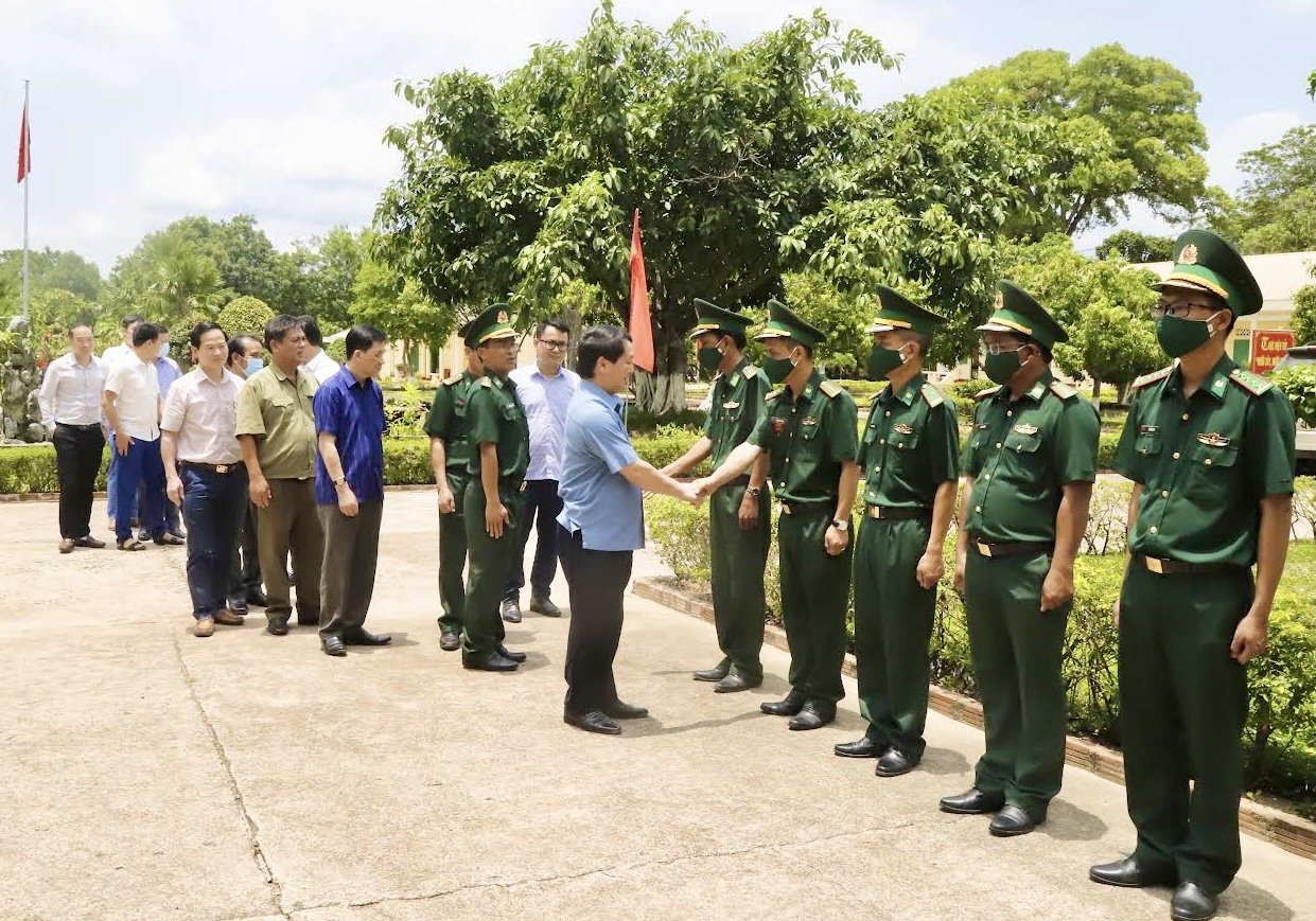 Bộ trưởng, Chủ nhiệm Ủy ban Dân tộc Hầu A Lềnh; Thứ trưởng, Phó Chủ nhiệm Ủy ban Dân tộc Nông Quốc Tuấn thăm hỏi cán bộ, chiến sĩ Đồn Biên phòng Ia Mơ