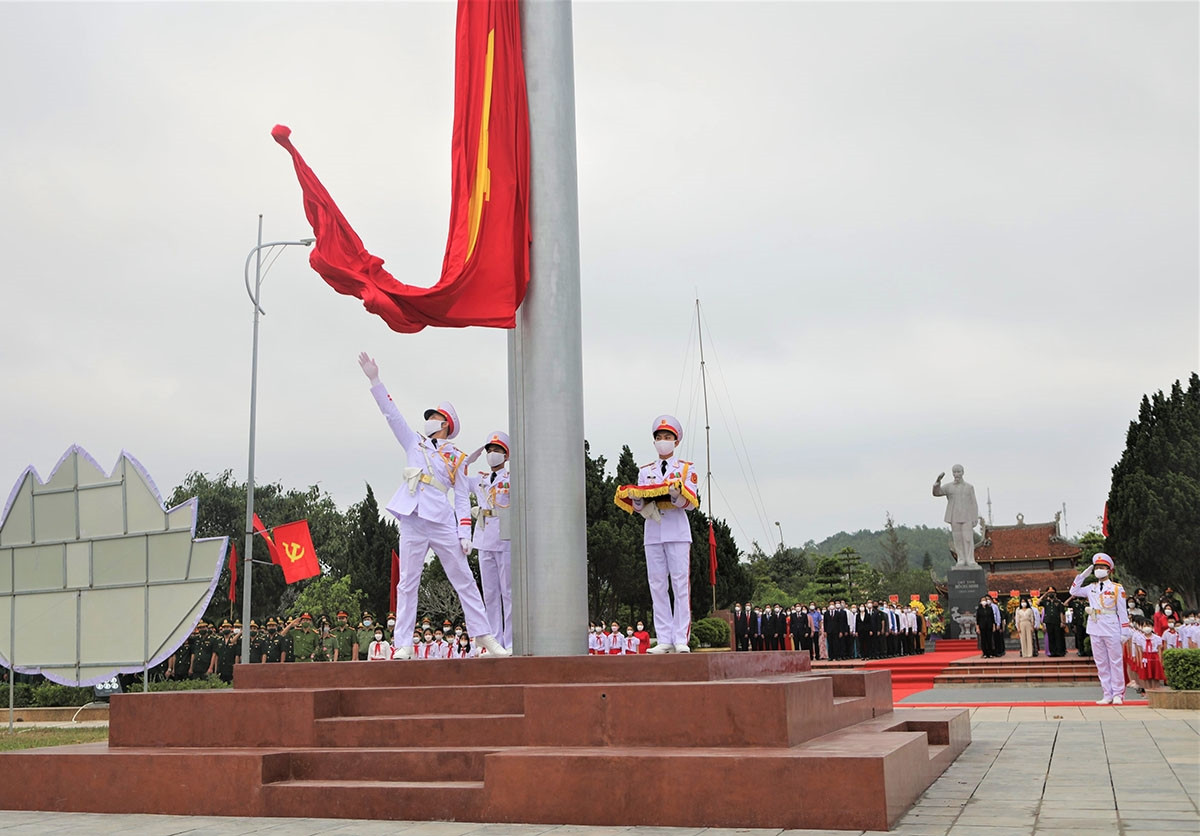 Phần tung cờ trong buổi lễ