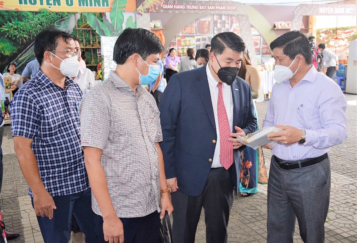 Ông Lê Văn Sử (bìa phải) giới thiệu sản phẩm phẩm OCOP đến các doanh nghiệp
