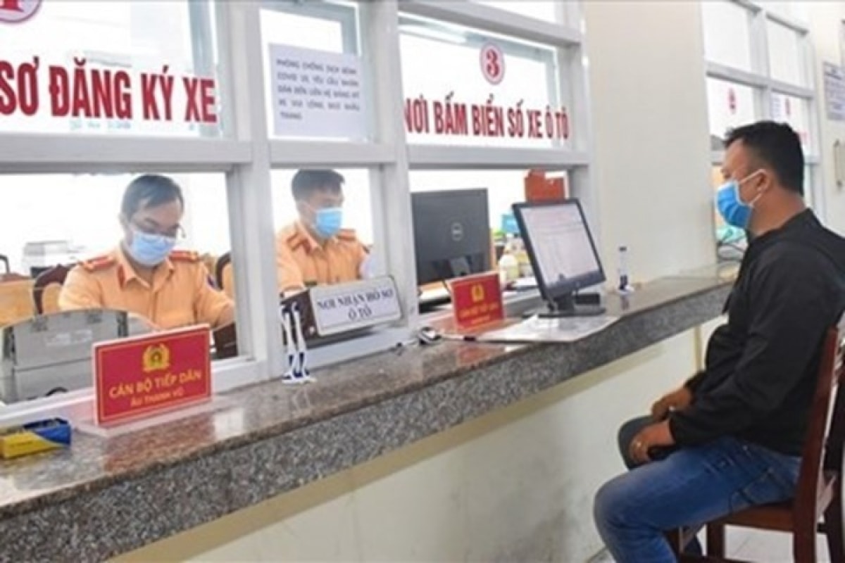 Thủ tục đăng ký, bấm biến số xe máy tại Công an xã. Thủ tục đăng ký, bấm biến số xe máy tại Công an xã.