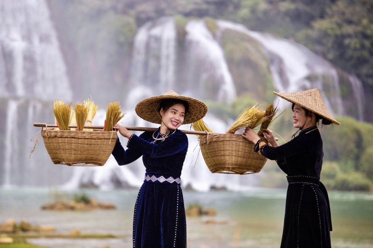 Phụ nữ Tày không gian mênh mông, bức tranh sơn thủy hữu tình của non nước Cao Bằng (ảnh: Trường Giang).