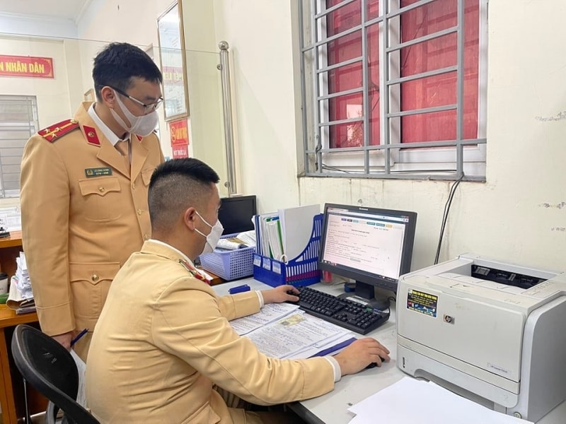 Cảnh sát Giao thông làm các thủ tục hành chính cho người dân. Cảnh sát Giao thông làm các thủ tục hành chính cho người dân.