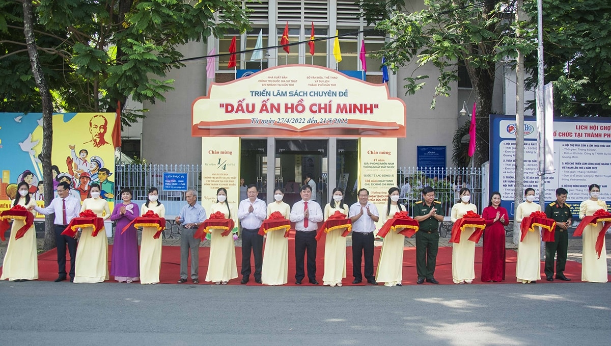 Các đại biểu cắt băng khai mạc Triển lãm sách chuyên đề “Dấu ấn Hồ Chí Minh” Các đại biểu cắt băng khai mạc Triển lãm sách chuyên đề “Dấu ấn Hồ Chí Minh”
