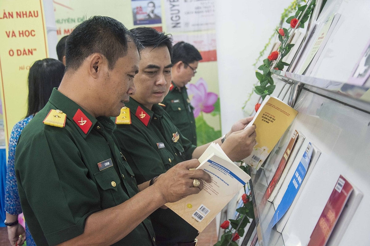 Các đại biểu tham dự Triển lãm sách chuyên đề “Dấu ấn Hồ Chí Minh” Các đại biểu tham dự Triển lãm sách chuyên đề “Dấu ấn Hồ Chí Minh”