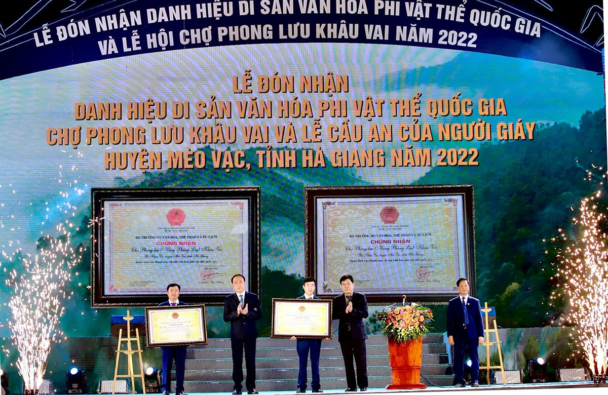 Thừa ủy quyền của Bộ trưởng Bộ VHTT&DL, Phó cục trưởng Cục Di sản Nông Quốc Thành (thứ 2 từ phải sang) trao quyết định ghi danh Danh mục di sản văn hóa phi vật thể quốc gia Chợ Phong lưu (Háng phúng lừu) Khâu Vai và Lễ Cầu an của người Giáy