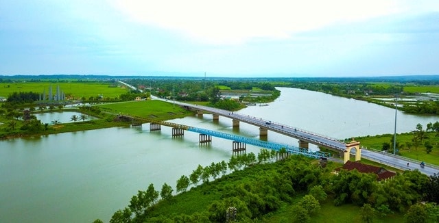 Sông Bến Hải bắt nguồn từ núi Động Chân thuộc dãy Trường Sơn