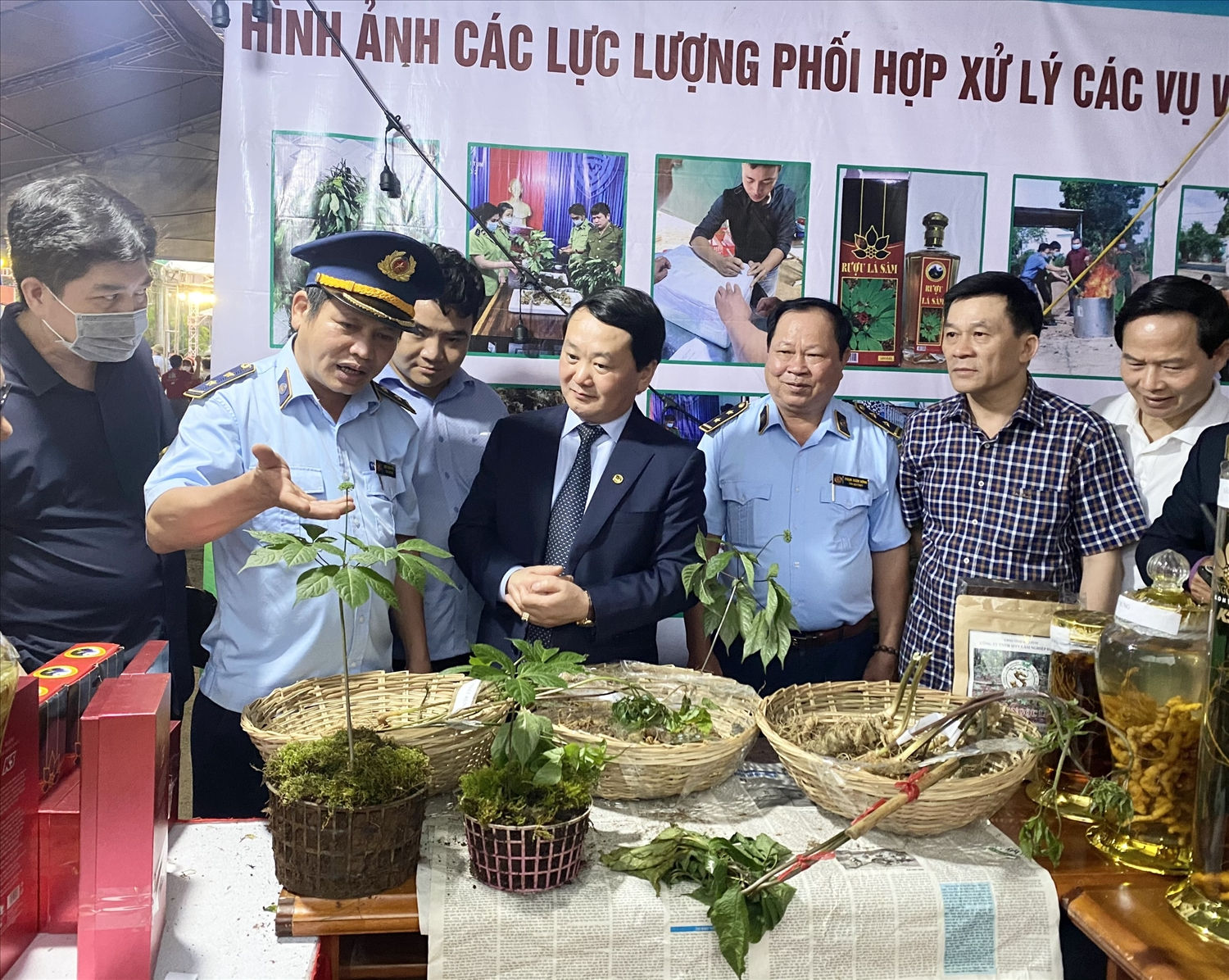 Bộ trưởng, Chủ nhiệm Ủy ban Dân tộc Hầu A Lềnh (thứ 4 từ phải qua) tham quan các gian hàng