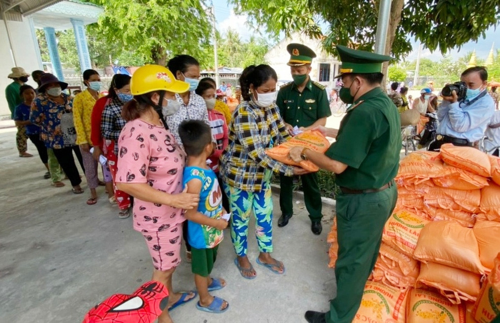 Cán bộ, chiến sĩ ĐBP Nhơn Hưng tặng quà cho đồng bào Khmer xã An Phú, huyện Tịnh Biên, tỉnh An Giang Cán bộ, chiến sĩ ĐBP Nhơn Hưng tặng quà cho đồng bào Khmer xã An Phú, huyện Tịnh Biên, tỉnh An Giang