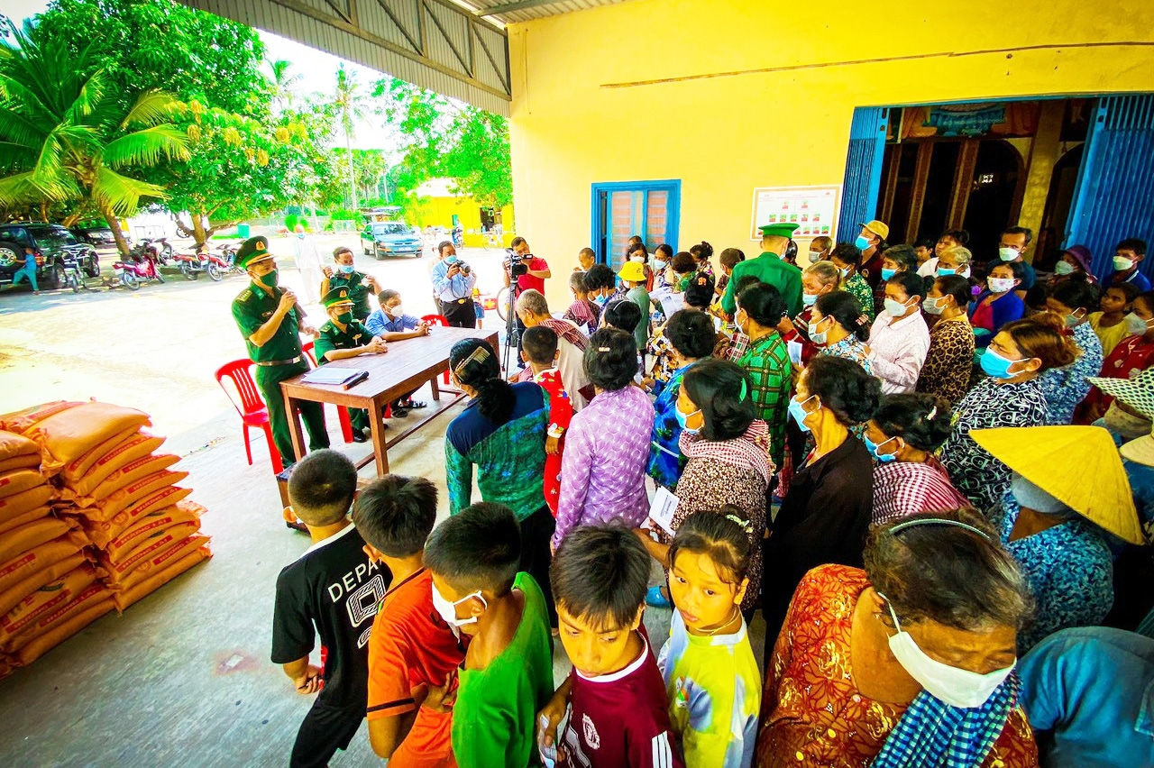Cán bộ ĐBP Nhơn Hưng tuyên truyền Luật Biên phòng Việt Nam năm 2020 cho đồng bào Khmer xã An Phú, huyện Tịnh Biên, tỉnh An Giang Cán bộ ĐBP Nhơn Hưng tuyên truyền Luật Biên phòng Việt Nam năm 2020 cho đồng bào Khmer xã An Phú, huyện Tịnh Biên, tỉnh An Giang