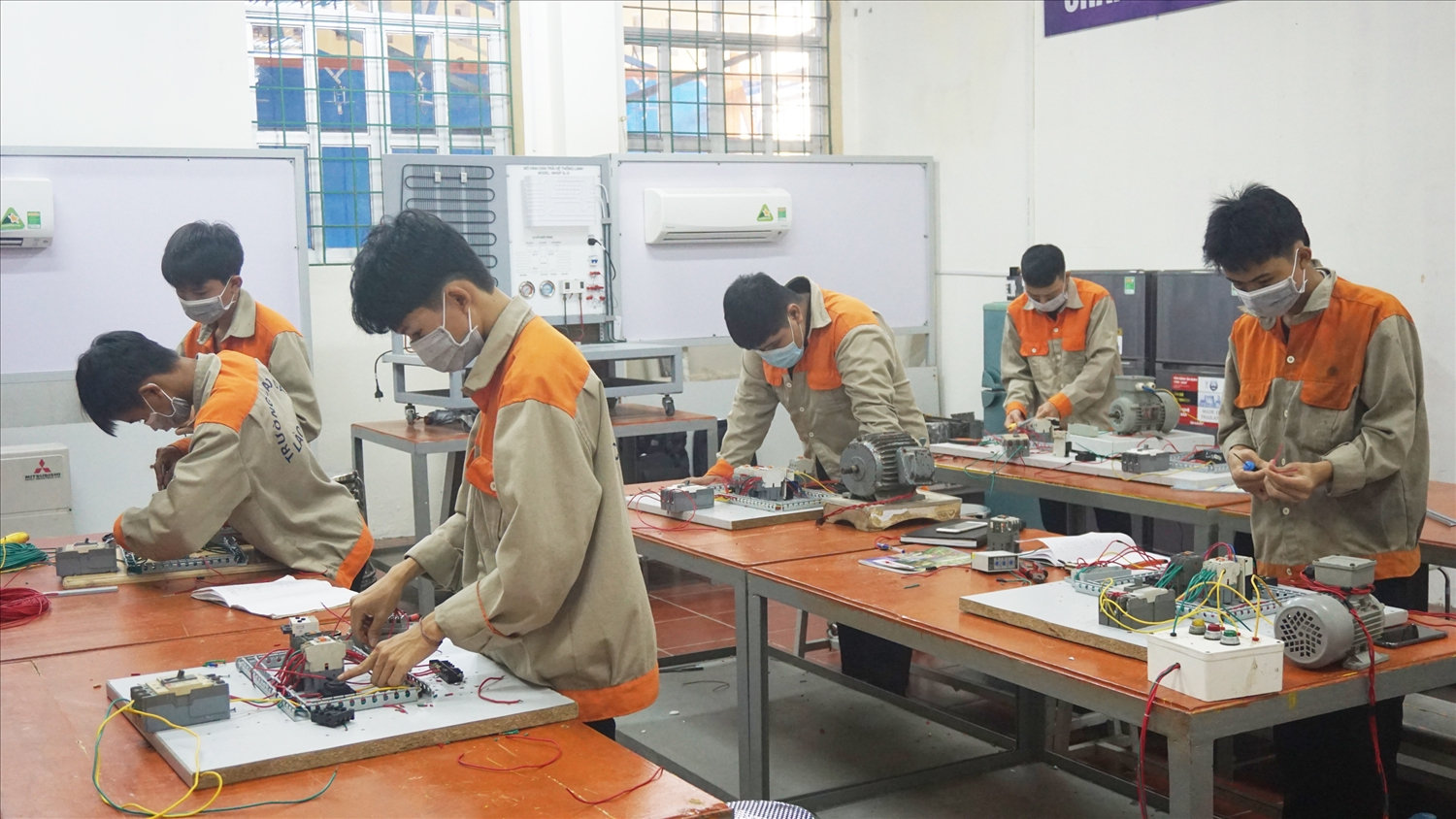Phấn đấu đến năm 2030, thu hút 50 - 55% học sinh tốt nghiệp THCS và THPT vào hệ thống giáo dục nghề nghiệp