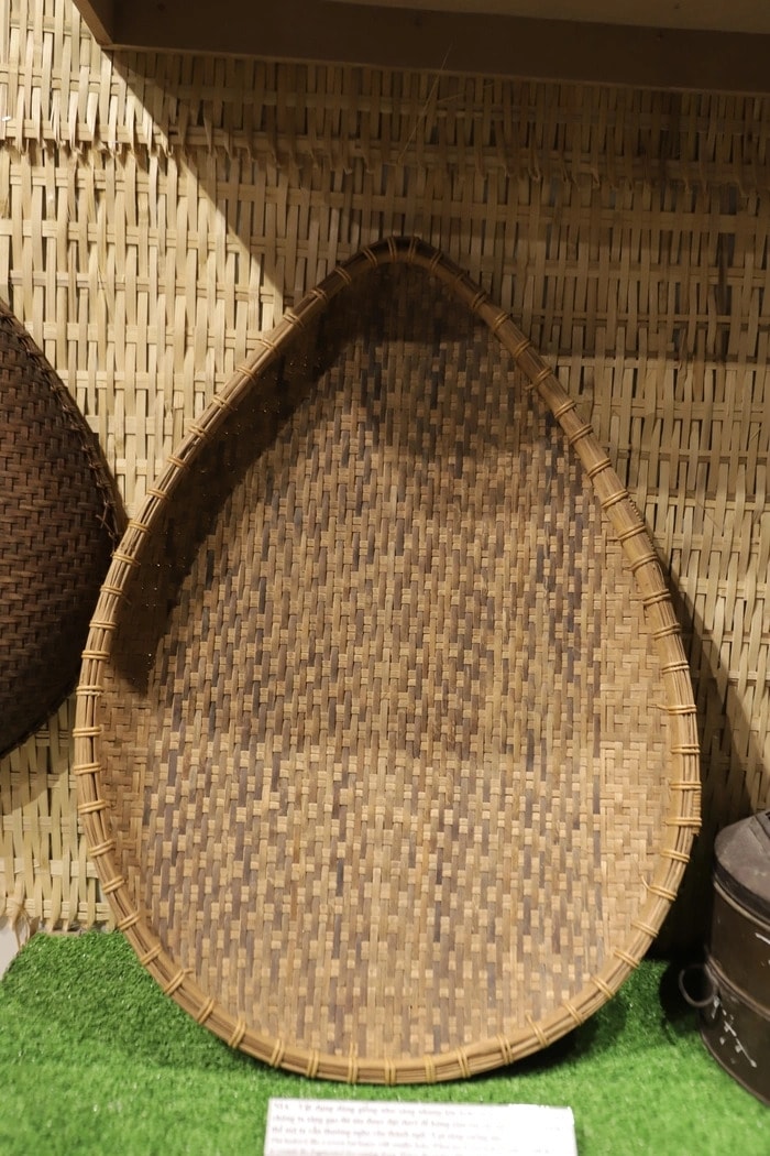 Cái nia- vật dùng giống như sàng nhưng lớn hơn, có lỗ nhỏ hơn sàng. Khi sàng gạo thì nia đặt phía dưới để hứng tấm rơi xuống. Cái nia.