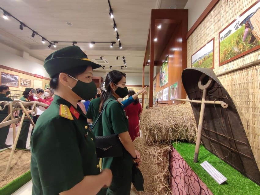 Đông đảo công chúng tham quan Triển lãm Đông đảo công chúng tham quan Triển lãm