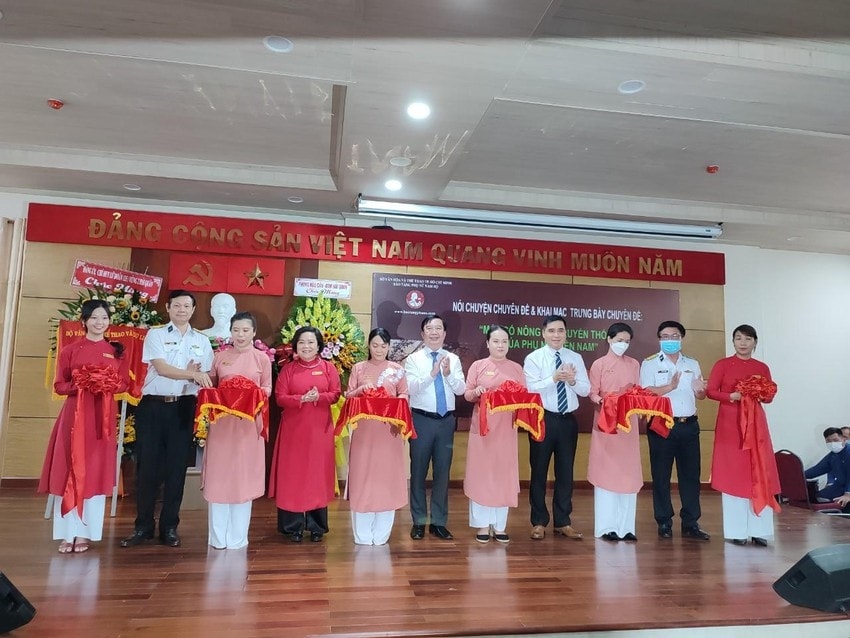 Khai mạc trưng bày chuyên đề “Một số nông cụ truyền thống của phụ nữ miền Nam” và Triển lãm ảnh “Nụ cười Việt Nam” Khai mạc trưng bày chuyên đề “Một số nông cụ truyền thống của phụ nữ miền Nam” và Triển lãm ảnh “Nụ cười Việt Nam”