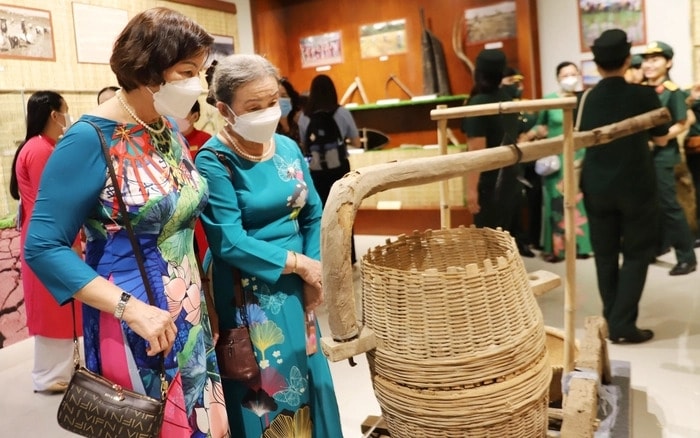 Công chúng chăm chú ngắm chiếc cối xay lúa - dụng cụ nhà nông dùng để bỏ vỏ hạt lúa, tách trấu ra khỏi hạt gạo. Công chúng chăm chú ngắm chiếc cối xay lúa - dụng cụ nhà nông dùng để bỏ vỏ hạt lúa, tách trấu ra khỏi hạt gạo.