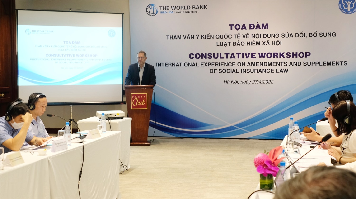 Ông Robert J.Palacios - Chuyên gia trưởng lĩnh vực ASXH khu vực Đông Á-Thái Bình Dương tham vấn ý kiến tại Tọa đàm Ông Robert J.Palacios - Chuyên gia trưởng lĩnh vực ASXH khu vực Đông Á-Thái Bình Dương tham vấn ý kiến tại Tọa đàm