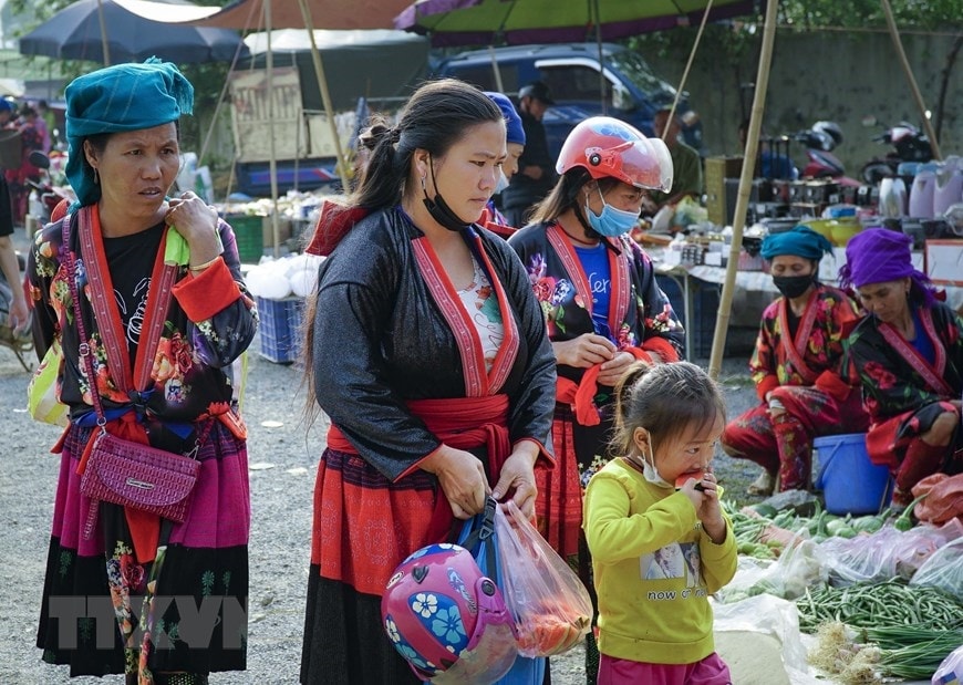 Người dân diện trang phục dân tộc đi chợ phiên Xá Nhè. (Ảnh: Xuân Tư/TTXVN)