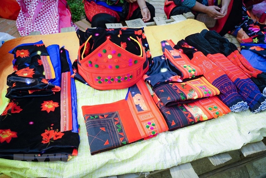 Chợ họp từ sáng đền xế chiều với hàng hóa mang xuống trao đổi chủ yếu là nông sản, dụng cụ lao động sản xuất và trang phục các dân tộc. (Ảnh: Xuân Tư/TTXVN)