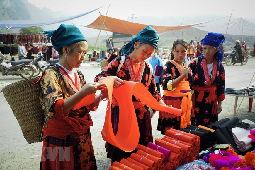 Chợ phiên Xá Nhè không chỉ để trao đổi, mua bán hàng hóa mà còn là nơi để giao lưu, thể hiện tình cảm, sinh hoạt văn hóa của người dân. (Ảnh: Xuân Tư/TTXVN)