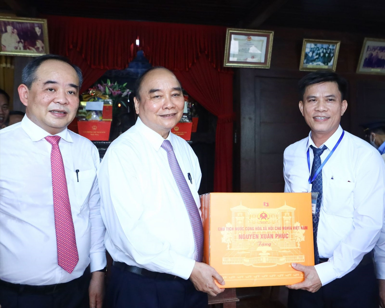 Chủ tịch nước Nguyễn Xuân Phúc tặng quà ban quản lý khu lưu niệm Tổng Bí thư Lê Duẩn.​​​​​​​ Ảnh: VPCTN