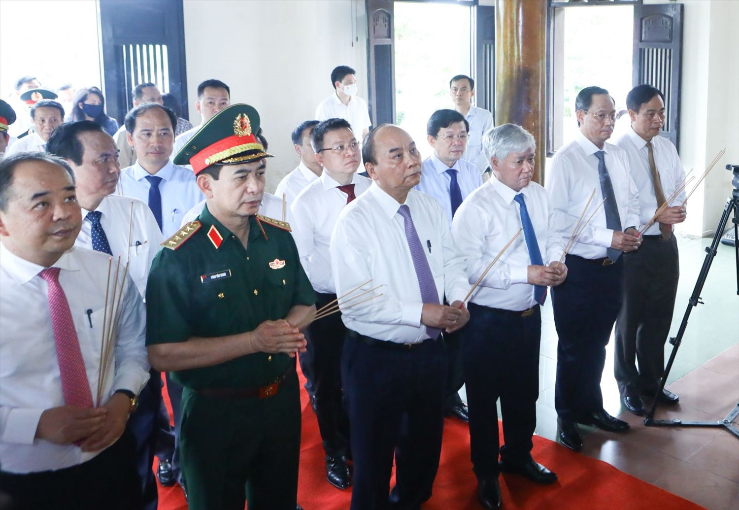 Chủ tịch nước Nguyễn Xuân Phúc dâng hương tưởng niệm Tổng Bí thư Lê Duẩn. Ảnh: VPCTN