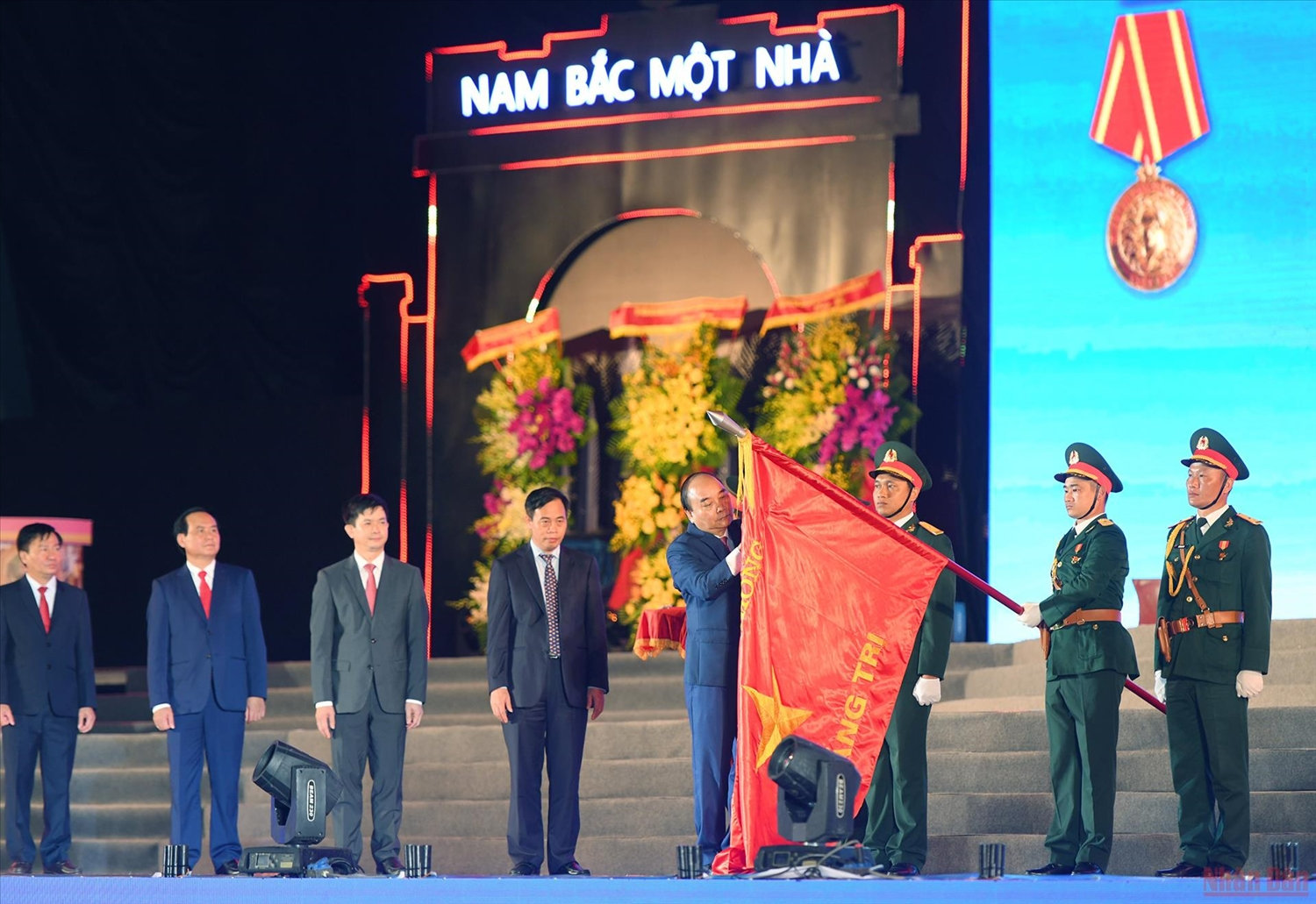 Chủ tịch nước Nguyễn Xuân Phúc trao Huân chương Hồ Chí Minh lần 2 cho quân và dân tỉnh Quảng Trị. (Ảnh: Thành Đạt) Chủ tịch nước Nguyễn Xuân Phúc trao Huân chương Hồ Chí Minh lần 2 cho quân và dân tỉnh Quảng Trị. (Ảnh: Thành Đạt)