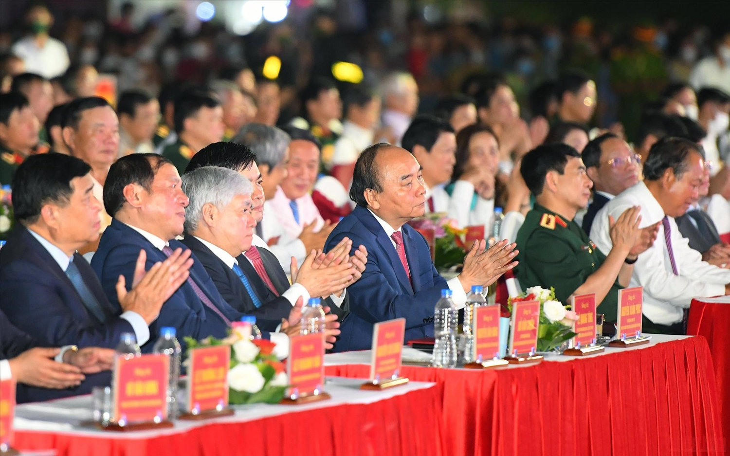 Lãnh đạo Đảng, Nhà nước tham dự chương trình. (Ảnh: THÀNH ĐẠT) Lãnh đạo Đảng, Nhà nước tham dự chương trình. (Ảnh: THÀNH ĐẠT)