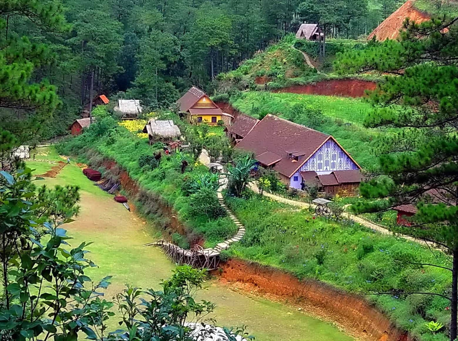 Những ngôi nhà đẹp như tranh vẽ ở Khu du lịch Làng Cù Lần.