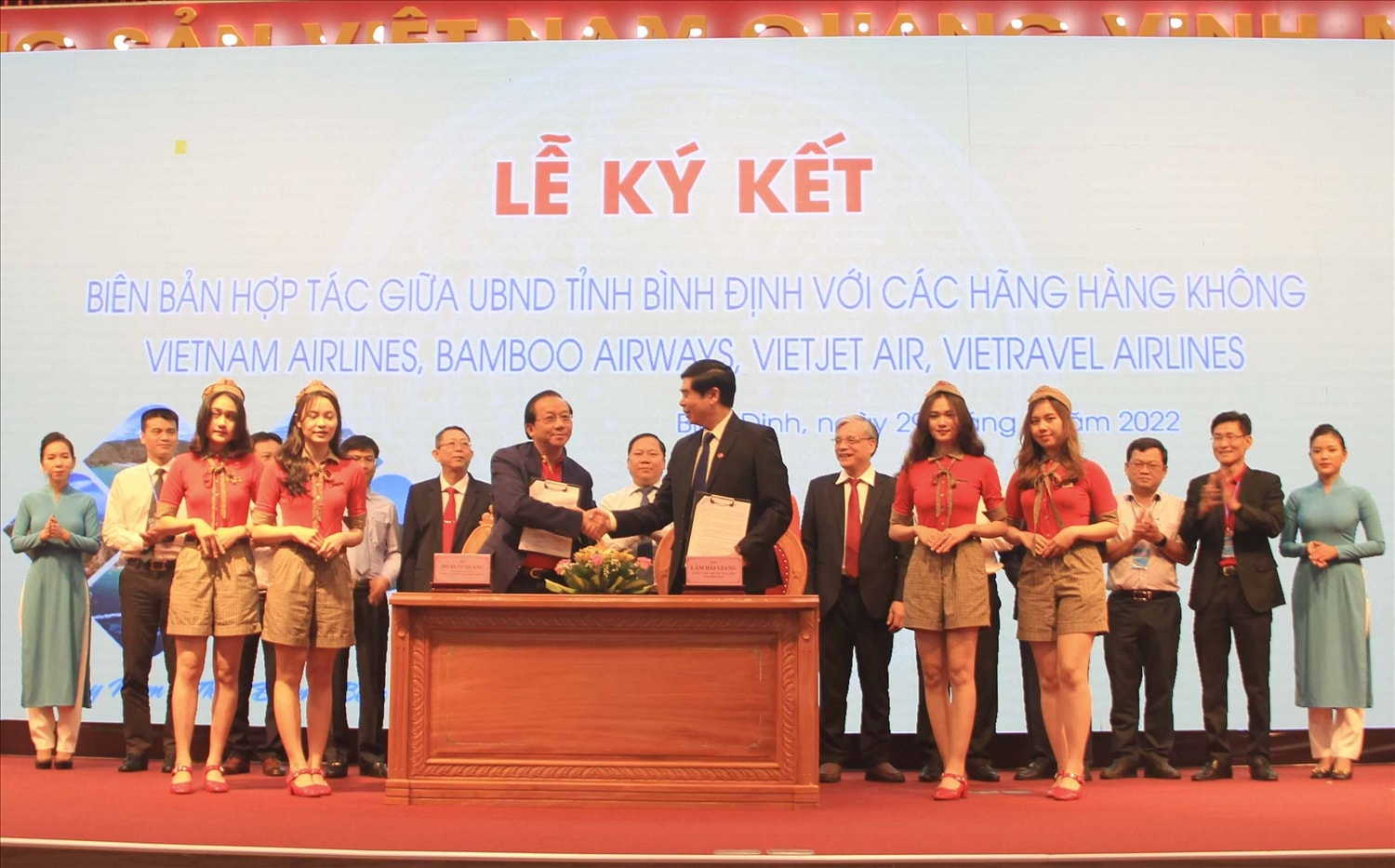 UBND tỉnh Bình Định ký kết hợp tác chiến lược giữa với các hãng hàng không Vietnam Airlines, VietJet Air, Bamboo Airways, Viettravel Airlines UBND tỉnh Bình Định ký kết hợp tác chiến lược giữa với các hãng hàng không Vietnam Airlines, VietJet Air, Bamboo Airways, Viettravel Airlines