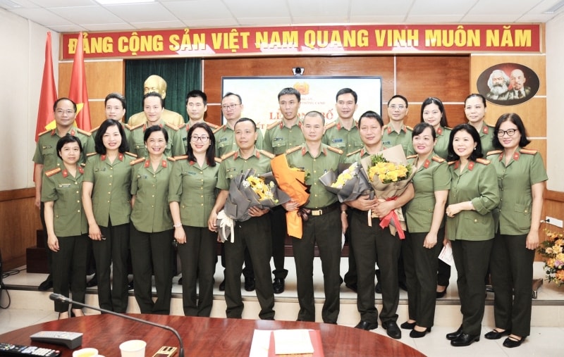 Đại diện lãnh đạo các phòng, ban của Truyền hình CAND và Báo CAND tặng hoa chúc mừng các đồng chí lãnh đạo được bổ nhiệm chức vụ Phó Tổng biên tập Báo CAND