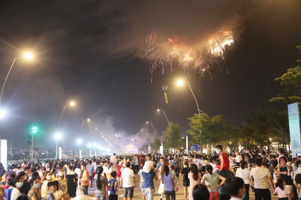 Màn bắn pháo hoa 15 phút kết thúc chương trình
