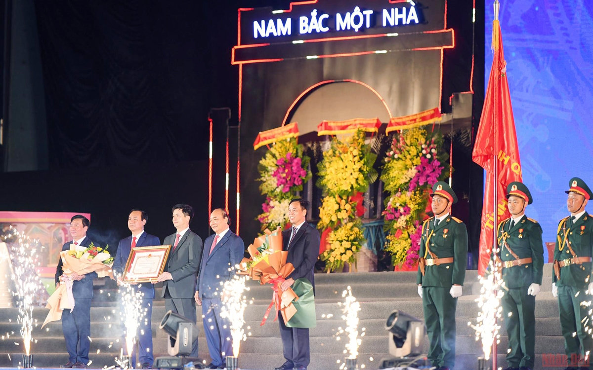 Chủ tịch nước Nguyễn Xuân Phúc trao Huân chương Hồ Chí Minh lần thứ 2 cho tỉnh Quảng Trị. (Ảnh: THÀNH ĐẠT) Chủ tịch nước Nguyễn Xuân Phúc trao Huân chương Hồ Chí Minh lần thứ 2 cho tỉnh Quảng Trị. (Ảnh: THÀNH ĐẠT)