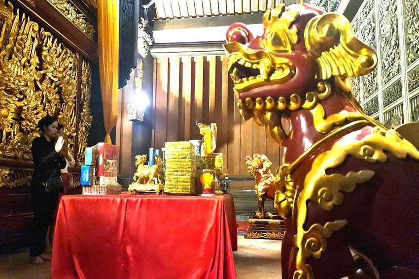 Vẻ đẹp tráng lệ, quyền thế, tôn nghiêm nơi vị trí ngồi của vua khiến cho nhiều du khách ngỡ ngàng bởi nhìn đâu cũng toàn là đồ vật được dát vàng