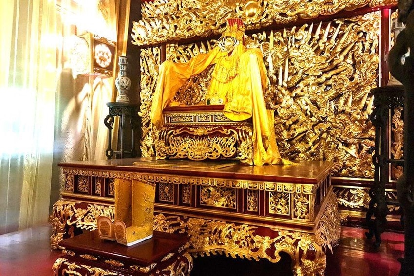Những vật dụng bên trong chính điện với niên đại thời gian hàng trăm năm trước đây vẫn được giữ nguyên vẹn cho đến tận ngày nay với những hình hoa văn cực kỳ bắt mắt, tinh xảo đến từng chi tiết