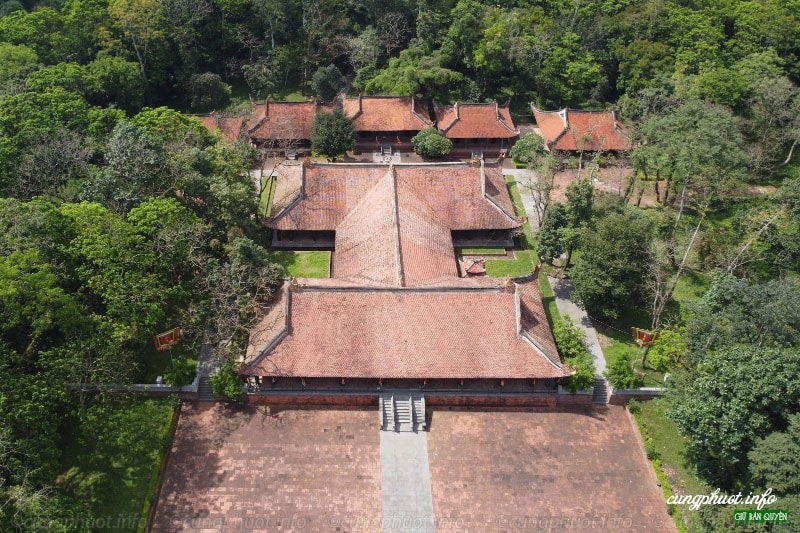 Chính điện Lam Kinh cũng là nơi ở của quan lại và quân lính thường trực trông coi Lam Kinh và khu tập trung lăng mộ của tổ tiên, các vị vua, hoàng thái hậu nhà Lê và một số quan lại trong hoàng tộc. Năm 1994, Thủ tướng Chính phủ đã phê duyệt dự án phục hồi, tôn tạo, bảo tồn và phát huy giá trị Khu Di tích lịch sử Lam Kinh.