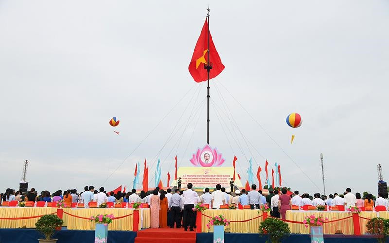 Lễ thượng cờ thống nhất non sông. (Ảnh: THÀNH ĐẠT) Lễ thượng cờ thống nhất non sông. (Ảnh: THÀNH ĐẠT)